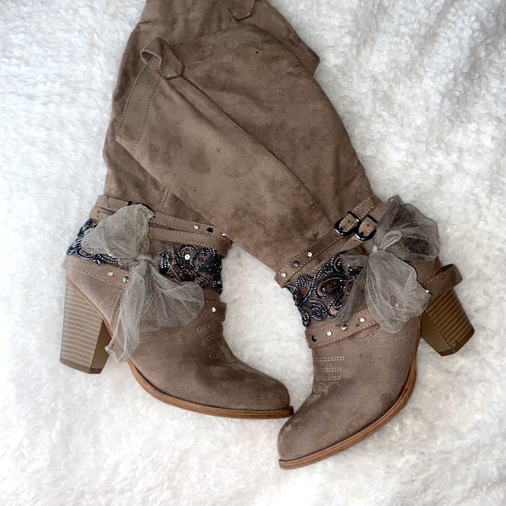 Knee high boots with small heel!